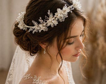 Couronne de mariée faite main avec fleurs nacrées et papillons en cristal - Coiffe de cheveux de mariage