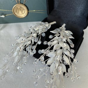 Bridal Hair Comb, Crystal Wedding Hairpiece, Pearl Hair Accessory, Handmade Bridal Headpiece, Elegant Updo Hair Pin