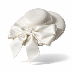 Witte satijnen hoed met oversized strik: bruidsascot Garden Party