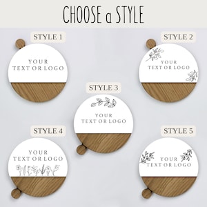 Pu&ograve; includere: Cinque stili diversi di cartelli rotondi in legno con un cerchio bianco al centro. Ogni cartello ha un design diverso, tra cui un cerchio semplice, un cerchio con foglie, un cerchio con fiori e un cerchio con due diversi design di foglie. Il testo "YOUR TEXT OR LOGO" &egrave; stampato in nero su ogni cartello.