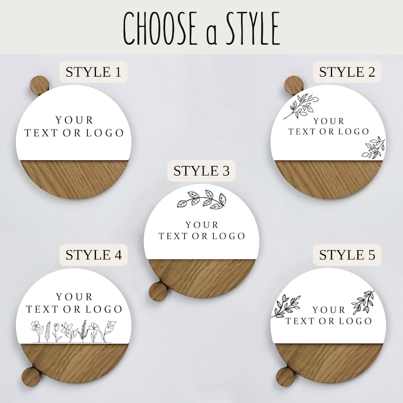 Pu&ograve; includere: Cinque stili diversi di cartelli rotondi in legno con un cerchio bianco al centro. Ogni cartello ha un design diverso, tra cui un cerchio semplice, un cerchio con foglie, un cerchio con fiori e un cerchio con due diversi design di foglie. Il testo "YOUR TEXT OR LOGO" &egrave; stampato in nero su ogni cartello.