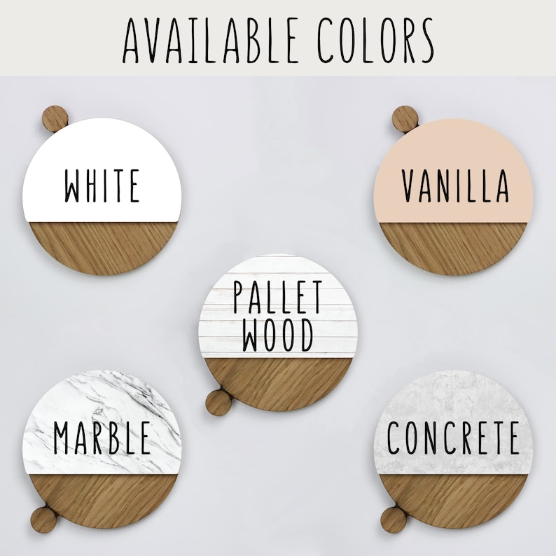 Pu&ograve; includere: Cinque cartelli rotondi in legno con diverse opzioni di colore e motivo. I cartelli sono etichettati "Bianco", "Vaniglia", "Legno di pallet", "Marmo" e "Calcestruzzo".