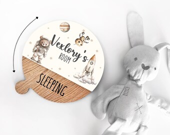 Personalisiertes Türschild – Namensschild mit Astronauten und Raketen fürs Kinderzimmer, inklusive Statusanzeige