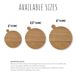 Pu&ograve; includere: Tre cerchi di legno di diverse dimensioni, 5 pollici, 6,5 pollici e 8 pollici di diametro. I cerchi sono in legno marrone chiaro con una venatura naturale. Il testo "AVAILABLE SIZES" &egrave; in alto nell'immagine. Il testo "IMPORTANT NOTE" &egrave; in basso nell'immagine, seguito da una nota sulle variazioni di colore.