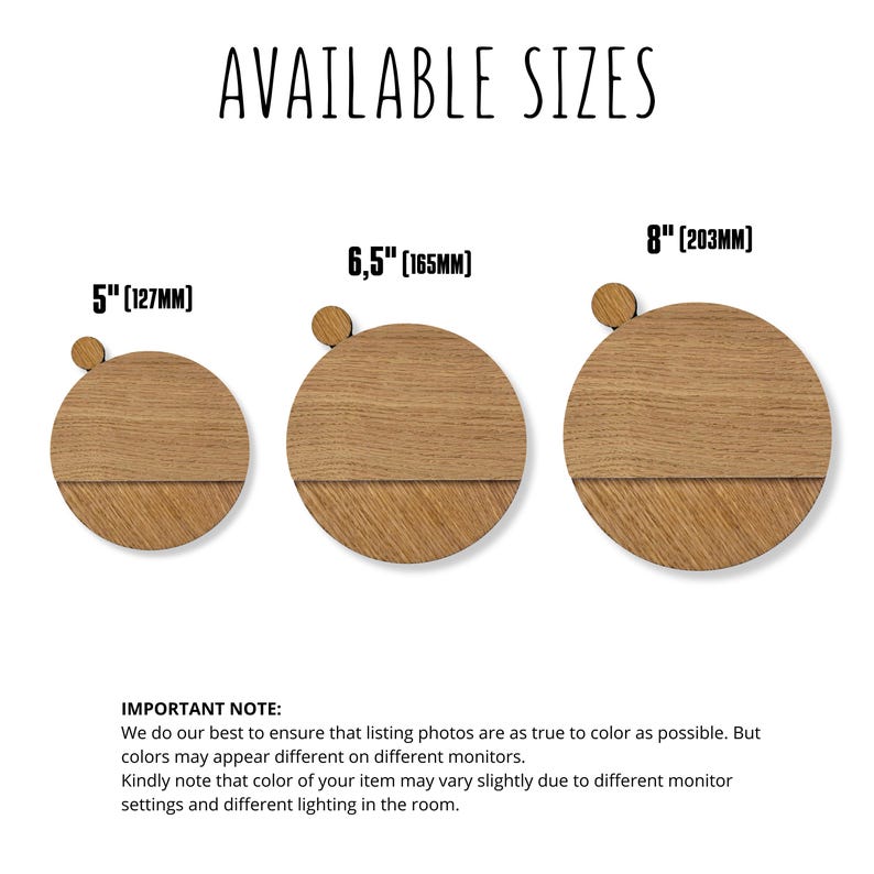 Pu&ograve; includere: Tre cerchi di legno di diverse dimensioni, 5 pollici, 6,5 pollici e 8 pollici di diametro. I cerchi sono in legno marrone chiaro con una venatura naturale. Il testo "AVAILABLE SIZES" &egrave; in alto nell'immagine. Il testo "IMPORTANT NOTE" &egrave; in basso nell'immagine, seguito da una nota sulle variazioni di colore.
