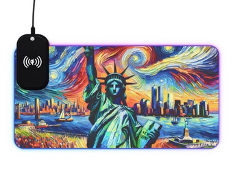 Könnte beinhalten: Eine farbenfrohe Mauspad mit einem Gemälde der Freiheitsstatue vor der Skyline von New York City. Das Gemälde ist im Stil von Vincent van Goghs Sternennacht. Die Mauspad hat einen blauen Rand und ein kabelloses Ladegerät.