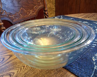 Set of 3 Nesting Pyrex Mixing Bowls