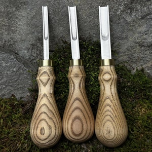 Coupe-bordures avec étui en cuir. Skivers français. Couteaux pour éclaircir le cuir. Outils de travail du cuir. Outils forgés à la main. Acier au carbone 52100.