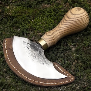 Coltello rotondo con custodia in pelle. Lama rotonda a mezzaluna. Coltello per scuoiare. Coltello per lavorazione del cuoio. Coltello da taglio. Coltello forgiato a mano. Acciaio al carbonio 52100.