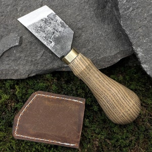 Coltello per scarnitura smussata con custodia in pelle. Coltello per assottigliare la pelle. Lavorazione della pelle. Coltello giapponese. Coltello forgiato a mano. Acciaio al carbonio 52100.