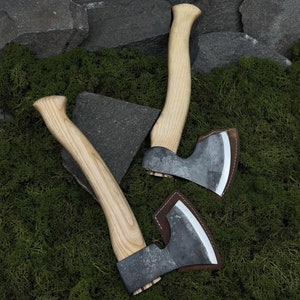 Set snijbijlen, 2 stuks met leren etui. Bijlen voor beginners en carver. Houtbewerkingsgereedschap. Timmerwerk. Handgesmeed gereedschap. Koolstofstaal 52100