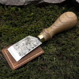 Coltello dritto per scarnire con custodia in pelle. Coltello piatto. Coltello per tagliare la pelle. Strumento per la lavorazione della pelle. Coltello forgiato a mano. Acciaio al carbonio 52100.
