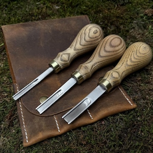 Lot de 3 décapeuses avec étui en cuir. Skiver français. Couteaux pour éclaircir le cuir. Outils de travail du cuir. Forgé à la main. Acier au carbone 52100.