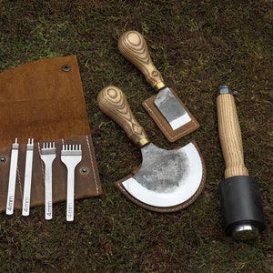 Ensemble de 7 outils de travail du cuir avec étuis en cuir. Outils pour couper, éclaircir, piquer le cuir. Couteaux à parer. Forgé. Acier au carbone 52100.