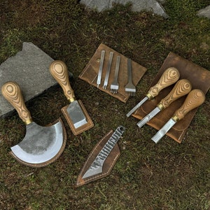 Ensemble de 10 outils de travail du cuir avec étuis en cuir. Couteaux à écorcher. Couteaux en cuir pour éclaircir les dents. Découpe du cuir. Forgé à la main. Acier 52100.