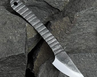 Kiridashi de cuero con funda de cuero. Kiridashi con hoja redondeada. Tallado en madera. Cuchillo japonés. Forjado a mano. Acero al carbono 52100.