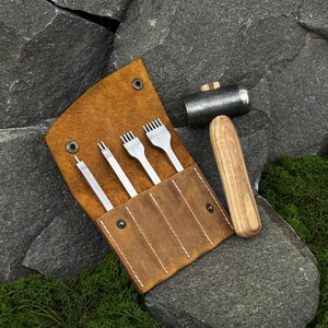 Diamantstickjärnset med smidd hammare, läderbroderiverktyg, läderfodral