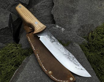 Nóż outdoorowy ze skórzaną pochwą. Ostrze kute ręcznie ze stali węglowej 52100, idealne do biwakowania, bushcraftu, rzeźbienia w lesie i ogólnych wędrówek.