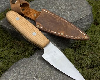 Cuchillo de chef forjado a mano en acero al carbono 52100 con mango de fresno y funda de cuero. Cuchillo de cocina para verduras, carne y pescado.