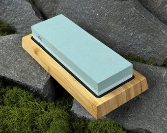 Piedra de afilar de doble grano para cuchillos, cinceles y herramientas de tallado de madera. Piedra de afilar con soporte de madera. Herramienta de afilado duradera y hecha a mano.