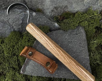 Haakmes voor het snijden van kom en lepel. Handgesmeed mes van koolstofstaal met leren tas. Ideaal gereedschap voor beginners en houtbewerkingsprojecten.