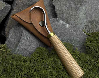 Haakmes voor lepelsnijwerk met leren etui. Mes voor houtbewerking. Houtsnijmes voor beginners. Handgesmeed mes. Koolstofstalen blad