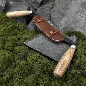 Medium Drawknife for Wood Carving and Carpentry. Two-Handed Hand Forged Tool with Carbon Steel 52100 Blade and Leather Case for Wood Project
