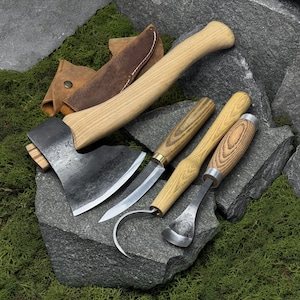 Juego de 4 piezas para tallar cucharas con estuches de cuero. Incluye hacha, gubia, cuchillo Sloyd y cuchillo de gancho. Herramientas para trabajar la madera. Forjado a mano. Acero al carbono 52100.