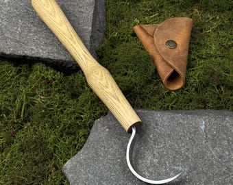 Gesmeed mes met lange haak en leren tas. Houtsnijgereedschap. Lepels, kommen, kopjes vleesmes. Handgemaakt mes. Blad van koolstofstaal 52100
