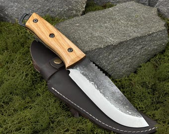 Ręcznie kuty nóż bushcraftowy ze skórzanym etui. Nóż survivalowy do biwakowania, rzeźbienia w drewnie i polowania. Ostrze ze stali węglowej 52100.