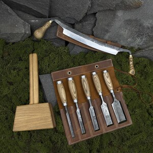 Set von 8 Holzbearbeitungswerkzeug mit Lederetuis. Holzschnitzbeitel. Zimmerei Ziehmesser. Holzhammer. Handgeschmiedetes Werkzeug. Kohlenstoffstahl 52100