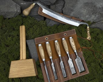 Conjunto de 8 ferramentas para marcenaria com estojos de couro. Formões para entalhe em madeira. Faca de desbaste para carpintaria. Martelo de madeira. Ferramenta forjada à mão. Aço carbono 52100.