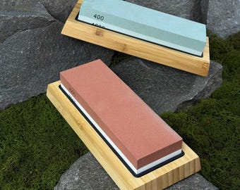 Juego de 2 piedras de afilar con soportes de madera. Piedras de afilar artesanales de doble grano para cuchillos, cinceles y herramientas de tallado. Regalo ideal para carpinteros.