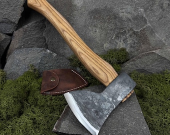 Siekiera rzeźbiarska w skórzanym etui. Siekiera do rzeźbienia łyżek i misek. Topór do bushcraftu. Siekiera do użytku na zewnątrz. Narzędzie kute ręcznie. Stal węglowa 52100.