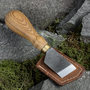 Cuchillo biselado con funda de cuero. Cuchillo para entresacar cuero. Marroquinería. Cuchillo japonés. Cuchillo forjado a mano. Acero al carbono 52100.