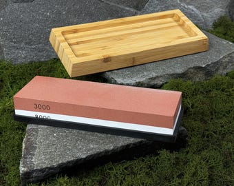Piedra de afilar con soporte de madera. Piedra de afilar de doble grano para cuchillos, cinceles y herramientas de tallado de madera. Herramienta de afilado duradera y hecha a mano.