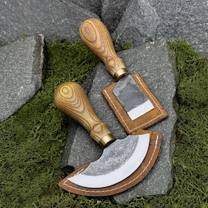 Set van 2 leren messen met etui. Ronde en rechte leren schaafmessen. Leren gereedschap snijden. Handgesmede messen. Koolstofstaal 52100