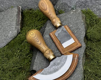 Juego de 2 cuchillos para cuero con estuches. Cuchillos redondos y rectos para desbastar cuero. Herramientas para cortar cuero. Cuchillos forjados a mano. Acero al carbono 52100.