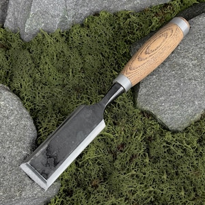 Cincel para tallar madera. Cincel de filo biselado. Herramienta de carpintero. Cincel para entramado de madera. Herramienta para trabajar la madera. Cincel forjado a mano. Acero al carbono 52100.