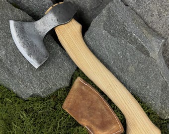 Ręcznie kuta siekiera rzeźbiarska w skórzanym etui. Siekiera do rzeźbienia łyżek, bushcraftu i kształtowania drewna. Narzędzie do obróbki drewna. Ostrze ze stali węglowej 52100.