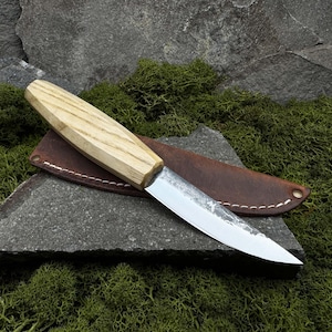 Coltello Sloyd con custodia in pelle. Coltello per intagliare cucchiai. Utensile per la lavorazione del legno. Taglierino multiuso per progetti in legno. Utensile forgiato a mano. Acciaio al carbonio 52100.