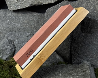 Piedra de afilar con soporte de madera. Piedra de afilar de doble grano para cuchillos, cinceles y herramientas de tallado de madera. Herramienta de afilado duradera y hecha a mano.