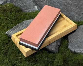 Piedra de afilar con soporte de madera. Piedra de afilar de doble grano para cuchillos, cinceles y herramientas de tallado de madera. Herramienta de afilado duradera y hecha a mano.