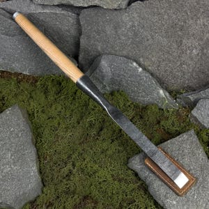 Cincel para madera de carpintero con estuche de cuero. Cincel pulido para carpintero. Herramienta para trabajar la madera. Cincel para fabricar muebles. Forjado a mano. Acero al carbono 52100.