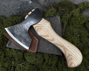 Ręcznie kuta mała siekiera do rzeźbienia w drewnie z ostrzem ze stali węglowej 52100. Kompaktowa siekiera w skórzanym etui do rzeźbienia w drewnie zielonym i bushcraftu.