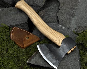 Siekiera do rzeźbienia w drewnie ze skórzanym etui. Narzędzie do obróbki drewna. Siekiera dla stolarzy i rzeźbiarzy. Siekiera kempingowa. Narzędzie kute ręcznie. Stal węglowa 52100.