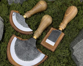 Juego de 3 cuchillos para trabajar el cuero con fundas de cuero. Cuchillos de corte recto y de media luna. Cuchillos para cortar cuero. Herramientas forjadas a mano. Acero 52100.