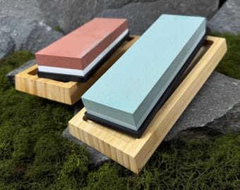 Juego de 2 piedras de afilar con soportes de madera. Piedras para afilar cuchillos, cinceles, herramientas de tallado y hachas. Regalo ideal para carpinteros y artesanos.