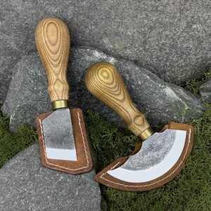 Juego de 2 cuchillos para trabajar el cuero con estuches. Cuchillos redondos y biselados para rebajar cuero. Para cortar cuero. Forjados a mano. Acero al carbono 52100.