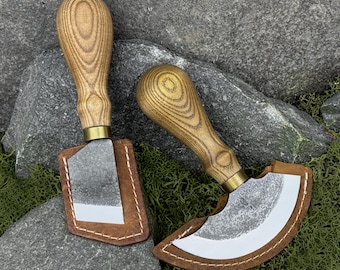 Juego de 2 cuchillos para trabajar el cuero con estuches. Cuchillos redondos y biselados para rebajar cuero. Para cortar cuero. Forjados a mano. Acero al carbono 52100.